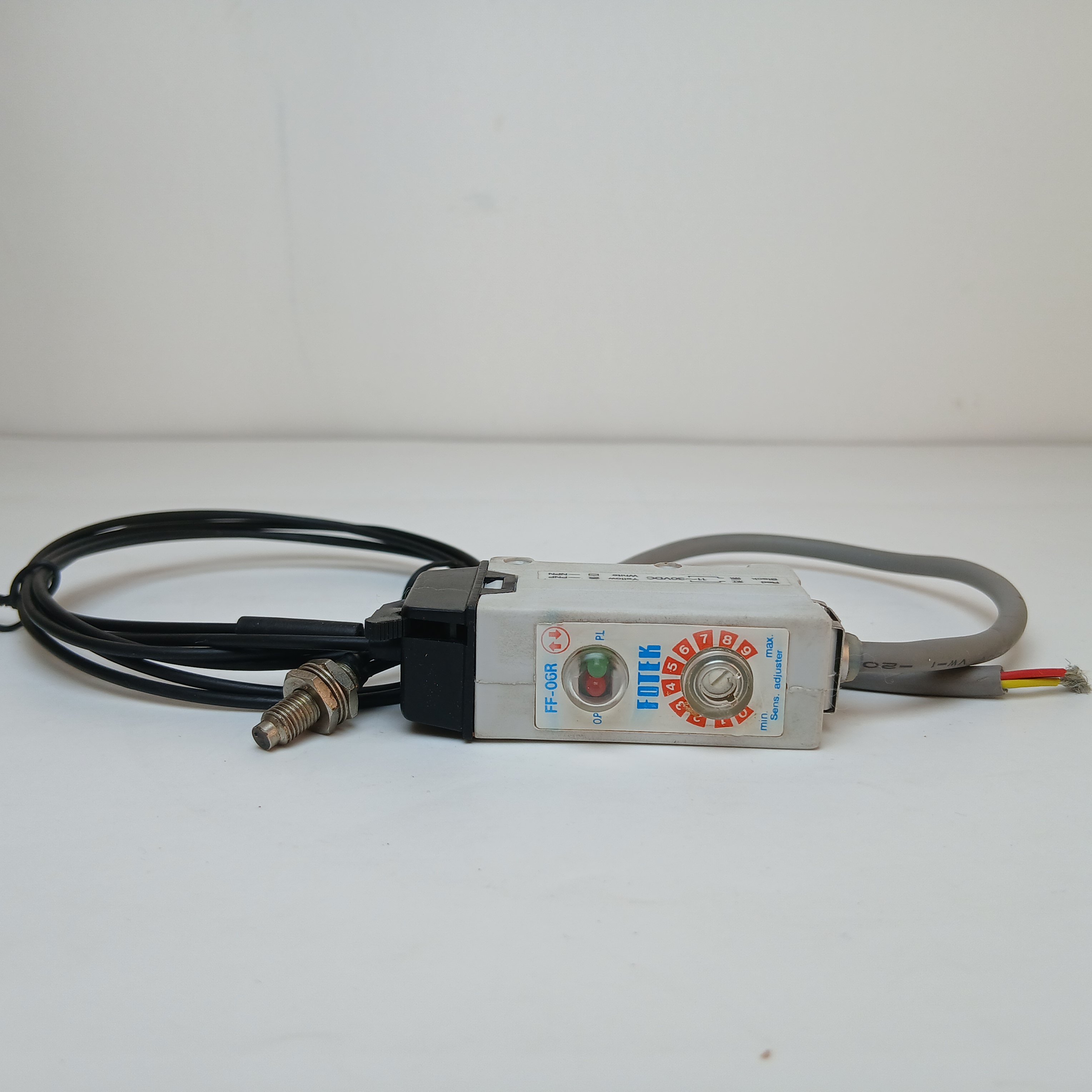 سنسورفیبر نوری با نور قابل رویت قرمز